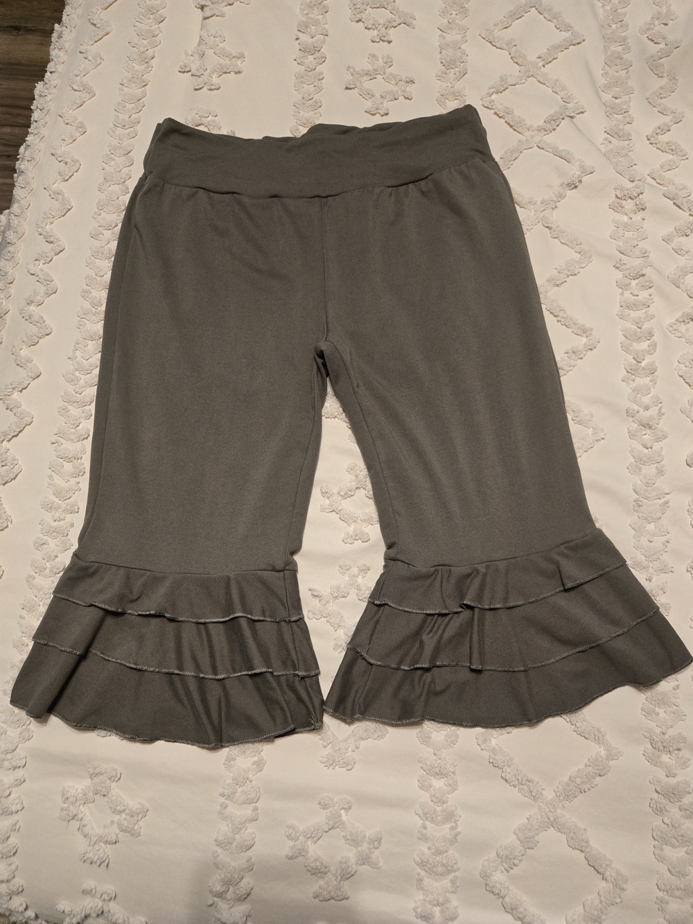 Women's Ruffle Hem Knit Capri Pants - Taupe/Brown